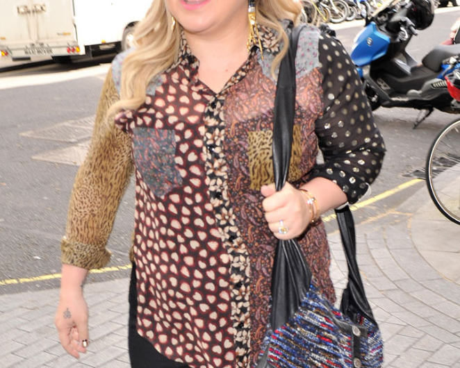 Kelly Clarkson’s explosive secret revealed: Find out what surprising item she always carries in her purse that will leave you shocked! 💥👜
